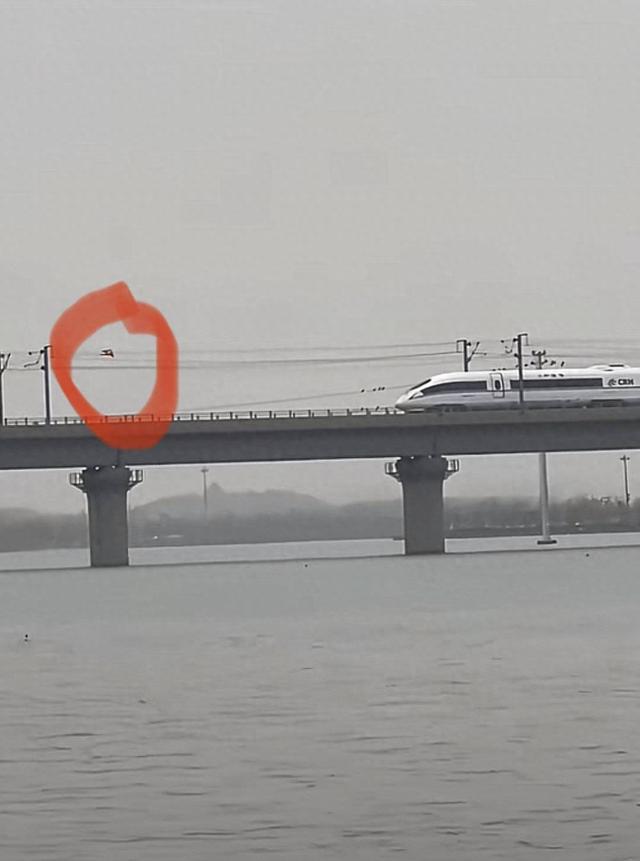 又见风筝挂接触网逼停高铁 铁路沿线安全环境如何维护？｜封面深镜