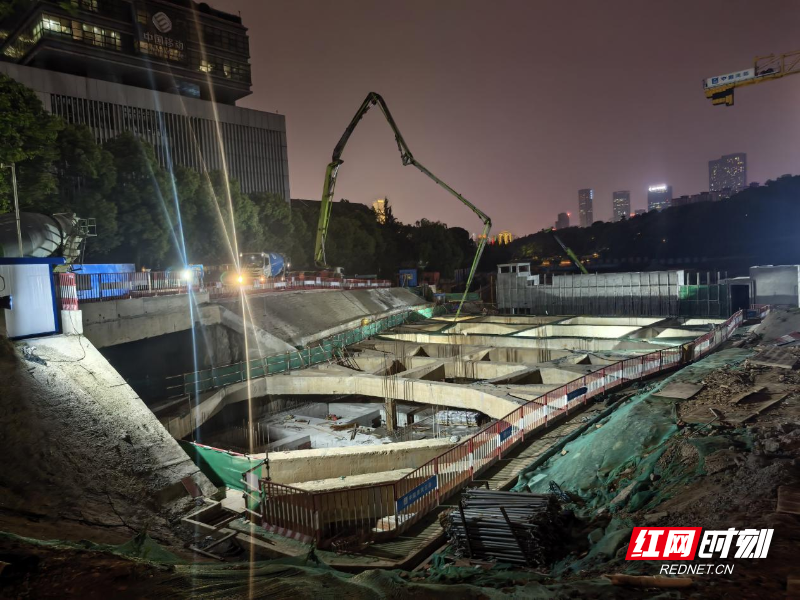 视频丨情节严重责令整改！长沙开展夜间建筑工地扬尘污染联合执法检查(图1)